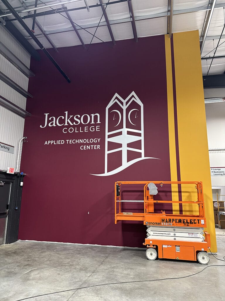 Pogled na zid unutar novog centra primijenjene tehnologije s logom Jackson Collegea.