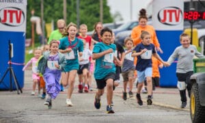 kids running to the finish line of the jackson rose run.